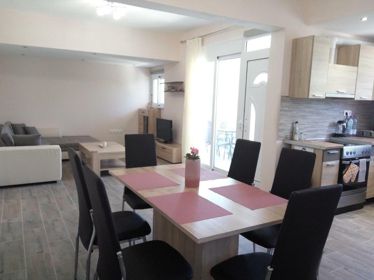 Helios & Elia Family Apartment เลียปาเดส ภายนอก รูปภาพ